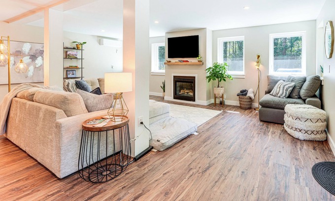Saco Maison | Modern Gem on 15 Acres, 5 Mi to Old Orchard Beach!