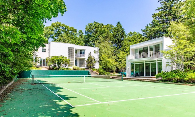 Union Pier Maison | Modern getaway with private beach, tennis court, free WiFi, & more