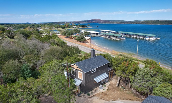 Graford Cabine | Modern Graford Cabin: Walk to Possum Kingdom Lake!