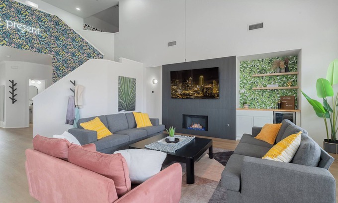 Grand Prairie Maison | Luxury 5Bedroom with Pool, Hot tub, Games, Near ATT stadium and Downtown Dallas
