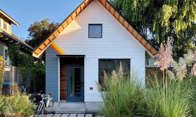 King Cottage | Modern guest house in the vibrant Sabin neighborhood