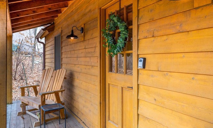 The Galena Territory Cabine | Modern Hideaway Hot tub Great for large groups!