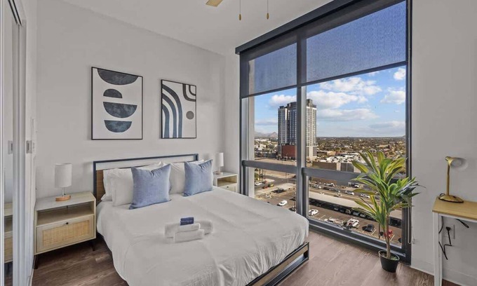 Evans Churchill Appartement | Modern Highrise STU w/ Sky Pool, Parking, Gym 02