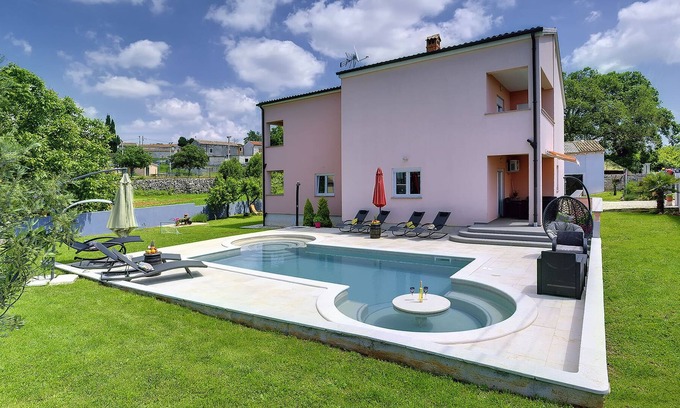 Orihi Maison | Modern Hoilday Home with Pool in Orihi