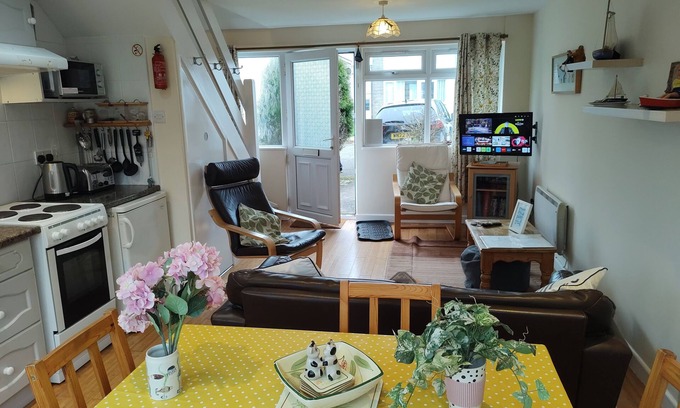 Freshwater East Chalet De Ski | Modern holiday home in quiet location near Freshwater East beach