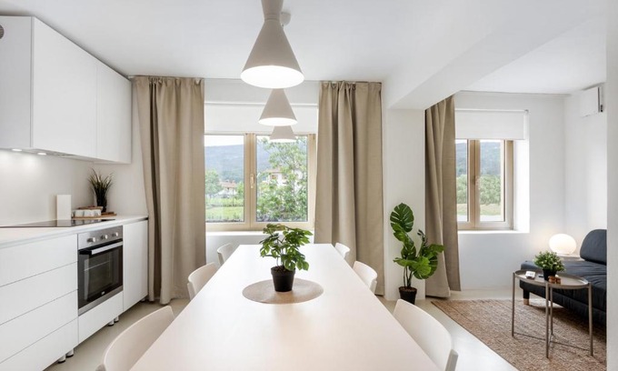 Miren-Kostanjevica Appartement | Modern holiday home with terrace close to Nova Gorica