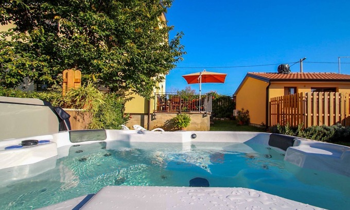 Dajla Maison | Maison de vacances moderne avec jacuzzi, jardin, chaises longues, barbecue