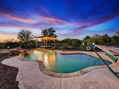 Denton Maison | Modern Home - 1 Acre Lot w Pool Patios Jacuzzi
