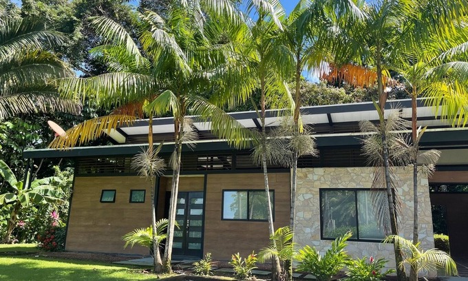 Ciudad Cortes Maison | Maison moderne avec une touche rustique à côté de la jungle
