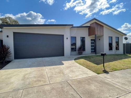 Mansfield Maison | Modern home away from home