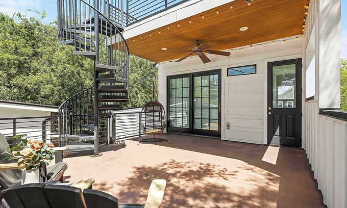 Chestnut Maison | Modern Home | Balcony Views | Mins to DT ATX & UT!