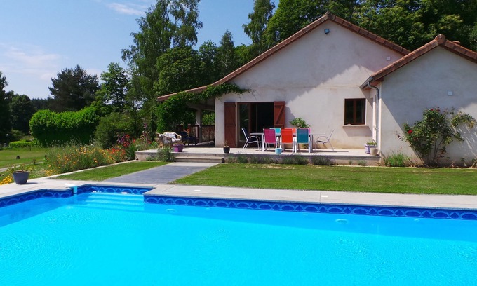 Bussiere-Galant Villa | Maison moderne / gîte avec piscine au sel dans le parc national du Limousin.