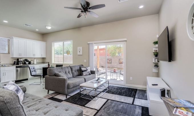 Limberlost Maison | Modern home, great central location, quiet neighborhood, walk to the Mall!
