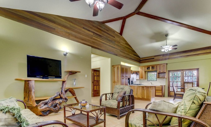San Ignacio Villa | Belle maison moderne w / balcon dans un quartier calme - parfait pour les excursions!