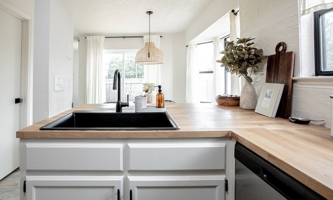 Los Indios Maison | Modern home in quiet neighborhood - 19 minutes to downtown.