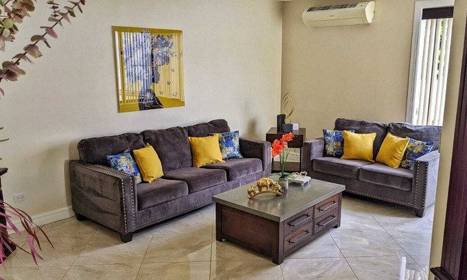 La Garita Maison | Modern home near airport. A/C . King & queen beds.