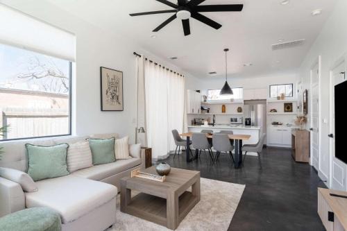 North Loop Maison | Modern Home Near the University of Texas