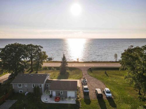 Garrison Maison | Modern Home on Mille Lacs Lake! Amazing yard and game-room!