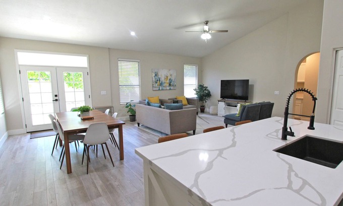 Val Vista Lakes Maison | Modern Home Sweet Haven | Coffee Bar + Game Room