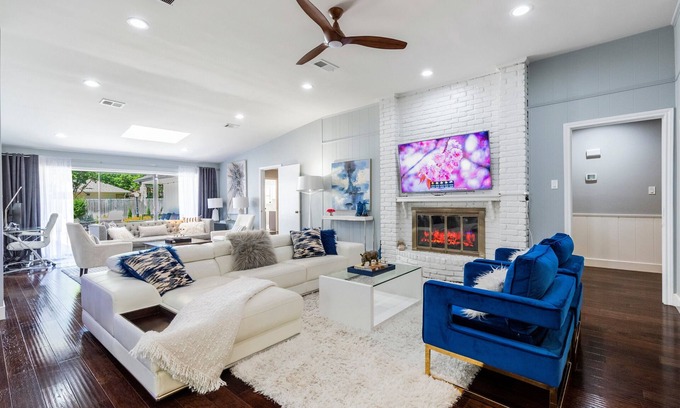 Lake Highlands Maison | Modern Home with a Firepit, Heated Pool & Spa