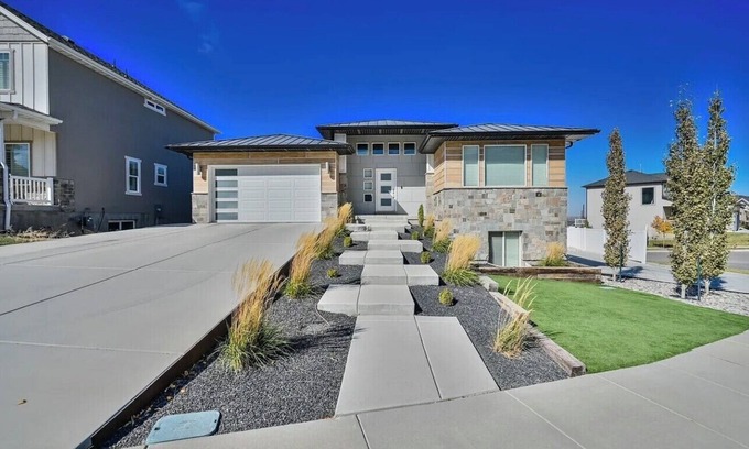 Bluffdale Maison | Modern Home with Beautiful Views!