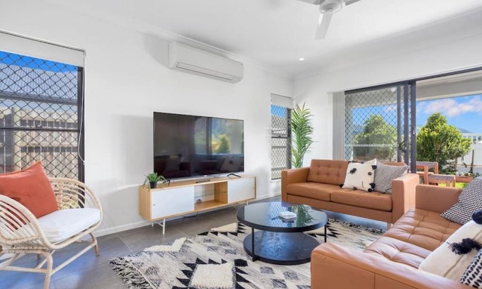 Trinity Beach Maison | Modern Home with Private Spa and Fenced Garden