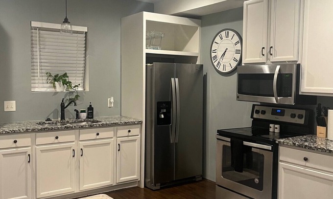 Dacula Maison | Modern & Homely Basemant with private entrance/king bed