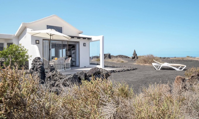 Teguise Maison | Maison moderne "El Loft" avec vue sur la mer et la montagne, Wi-Fi et terrasse