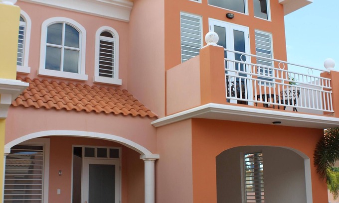Maleza Baja Maison | Maison moderne à Aguadilla avec générateur de 16KW et 660 gal. réserve d'eau