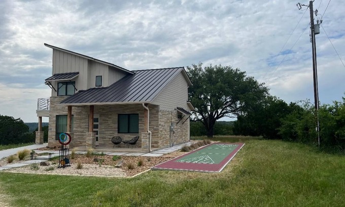 Glen Rose Maison | Modern house only minutes away from Fossil Rim Wildlife Center & Dinosaur Park.