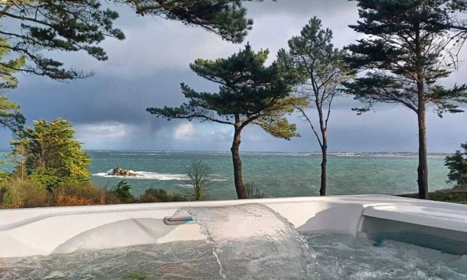 Kerlouet Maison | Maison moderne avec jardin, Vue mer, SPA, Accès direct GR34, Plage à 100 m