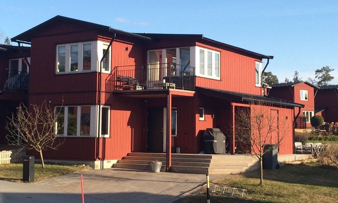 Varmdo Maison | Maison moderne avec vue magnifique sur la mer et quai de bateau