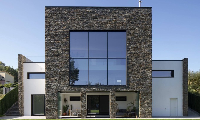 Mungia Maison | Maison moderne avec piscine et vue sur la forêt.