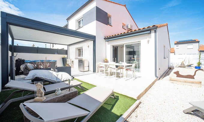 Pia Maison | MAISON MODERNE AVEC SPA TERRAIN DE BOULES & PERGOLA BIOCLIMATIQUE 12 KMS PLAGE