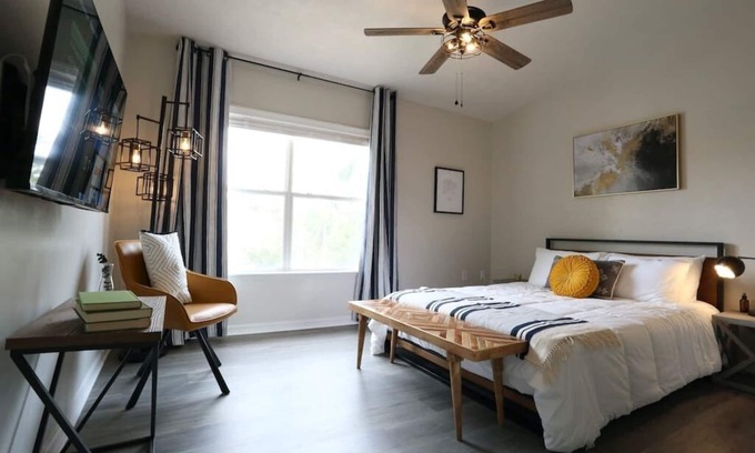 Gainesville Copropriété | Modern Industrial Suite ⚙️ Updated 2BD Condo