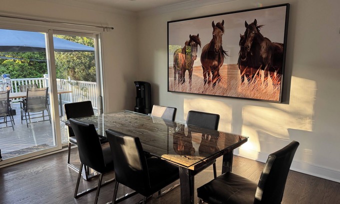 Jericho Maison | Modern Jericho 3BR Top Floor, Walk to everything