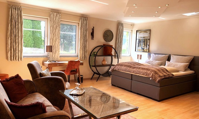 Dausfeld Appartement | Modern junior suite with kitchen and garden terrace