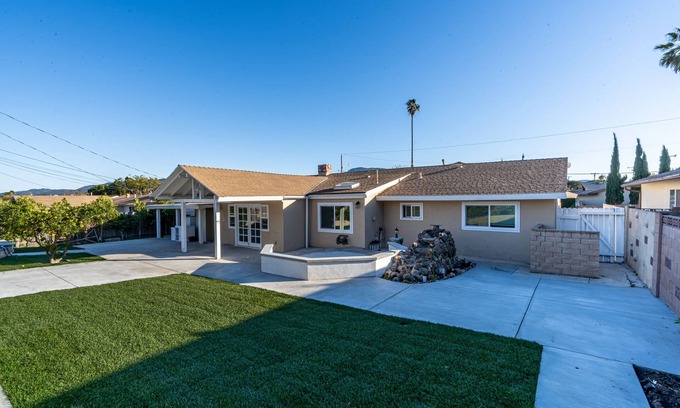 Casa Conejo Maison | Modern King Beds/Beautiful Large yards/Long Stay/WI-FI/WFH/25 mins to Beach/FWY