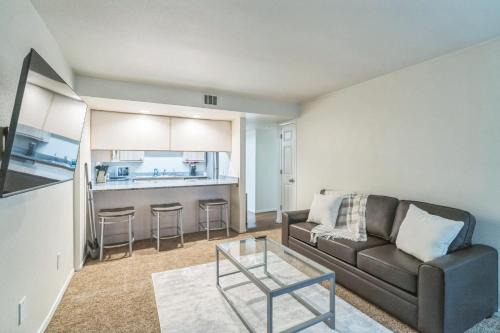Harlow Appartement | Modern Kinsrow Apartment with Clubhouse Amenities