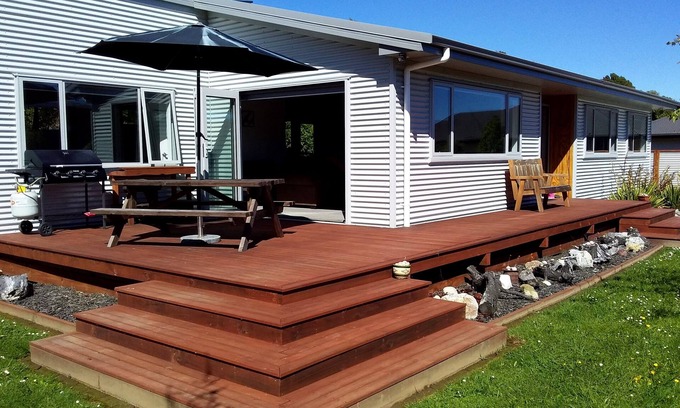 Pohara Maison | Maison de vacances moderne de style 'Kiwi Bach', si proche de la plage!