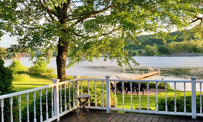 Marietta Maison | Modern Lake House! Private lakefront, massive deck, yard games, fire pit, kayaks