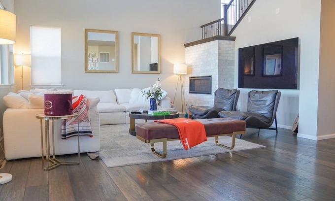 Lakewood Maison | Modern Lakefront Escape. Tranquil Haven: Ski & Beach Retreat.
