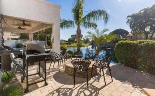 Ocotillo Maison | Modern Lakefront Paradise