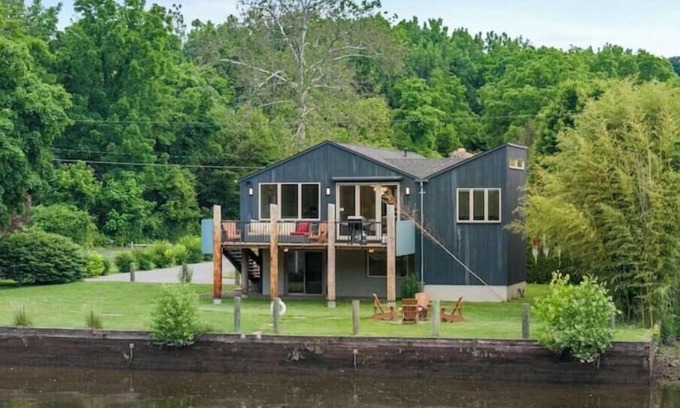 Saugerties Maison | Modern Lakefront Retreat