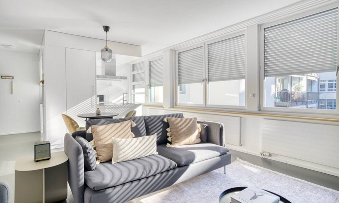 Langstrasse Appartement | Modern Langstrasse 2.5 Room w/ Storage, 5 mins to Tram, by Blueground