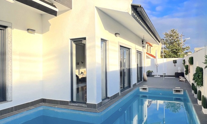 Corroios Maison | Modern Lisbon Oasis: 15 Mins to City, 4 Mins to Beach, Pool & AC Comfort