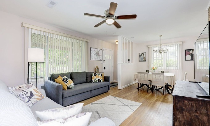 College Park Maison | Modern living for visit DC/UMD, 2 bedrooms, 4 beds with central AC/heating