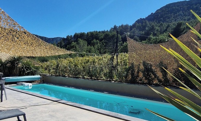 Pierrelongue Villa | Villa loft moderne avec terrasse et couloir de nage vue dégagée sur la nature