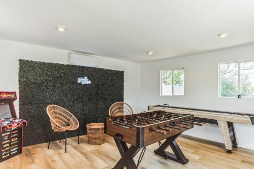 Del Haven Maison | Modern Log Cabin at the beach with Hot Tub, Game Room and Fire Pit
