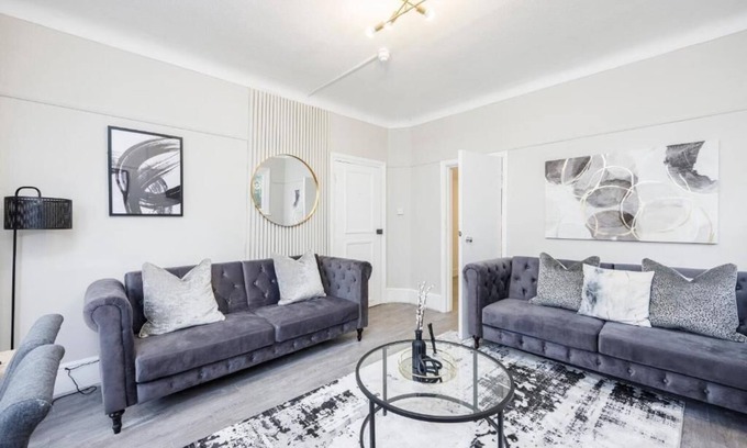 Southend-on-Sea Appartement | Modern & Lovely 2BR City Centre Near High St by Luxiety Stays